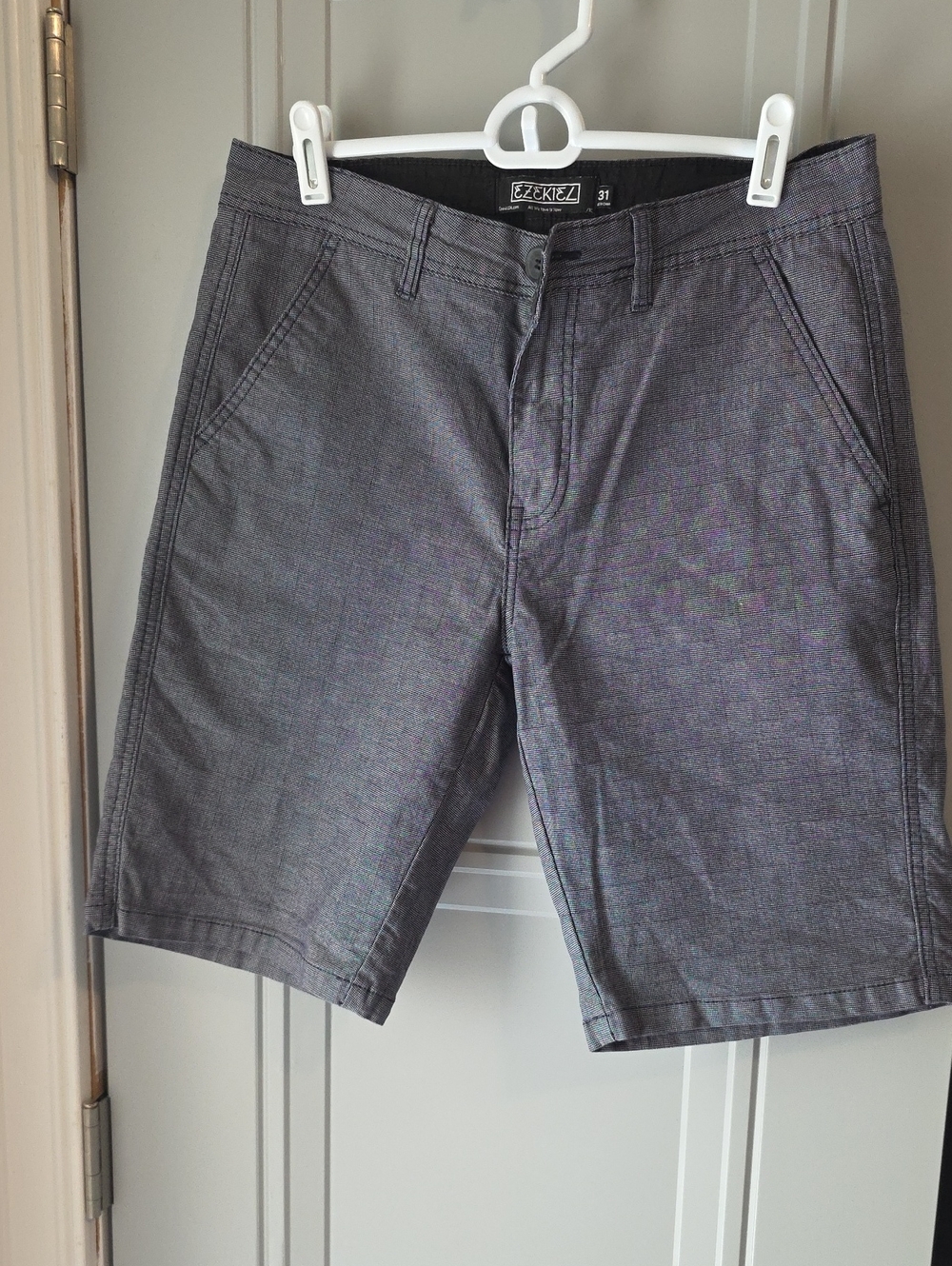 Ezekiel Men’s Charcoal Gray Flat-Front Chino Shorts